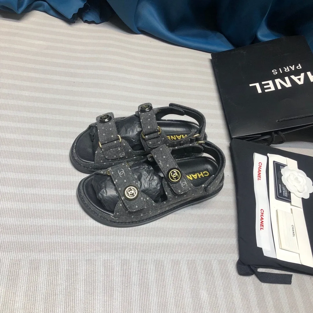 👟👟Ex-factory price 480👟👟Chanel 2025ss new Velcro sandals, top counter quality (welcome🆚comparison)💪 ⚠️As Chanel's classic shoe king, it is a hot item every summer. Once you start wearing sandals in summer, sports shoes will be relegated to the sidelines! Haha, the pattern will change a little every year, ⚠️2020 Chanel Spring and Summer New Season Double C Velcro Casual Sandals, 💯The upper adds more fashionable elements of Xiaoxiang, ⚠️Lingge electric embroidery. The upper is cowhide and the lining is sheepskin. It is comfortable and breathable to wear. It is very comfortable and versatile. ⚠️A very comfortable sandal for the feet! Size 35-40 (custom-made for 41)